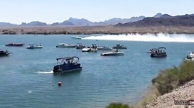 Rychlostní člun se převrátil při závodě v Arizoně, posádka vyvázla bez vážných zranění