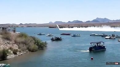 Rychlostní člun se převrátil při závodě v Arizoně, posádka vyvázla bez vážných zranění