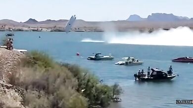 Rychlostní člun se převrátil při závodě v Arizoně, posádka vyvázla bez vážných zranění