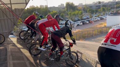 Porucha startovní brány během závodu BMX