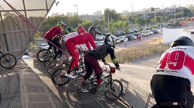 Porucha startovní brány během závodu BMX