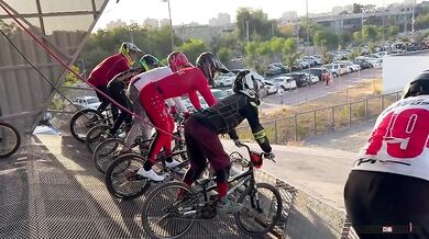 Porucha startovní brány během závodu BMX