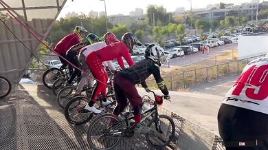 Porucha startovní brány během závodu BMX