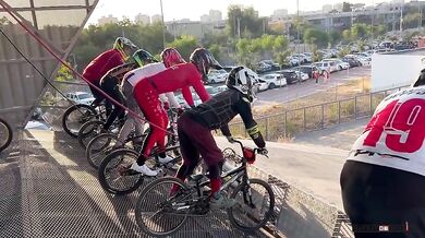 Porucha startovní brány během závodu BMX