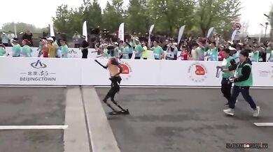 Roboti poprvé běželi půlmaraton – lidé je s přehledem porazili