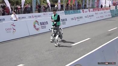 Roboti poprvé běželi půlmaraton – lidé je s přehledem porazili