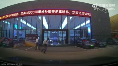 Prodejce aut odnesl silný vítr