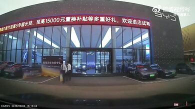 Prodejce aut odnesl silný vítr