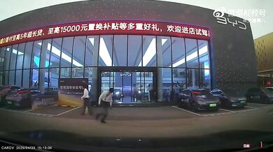 Prodejce aut odnesl silný vítr