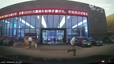 Prodejce aut odnesl silný vítr