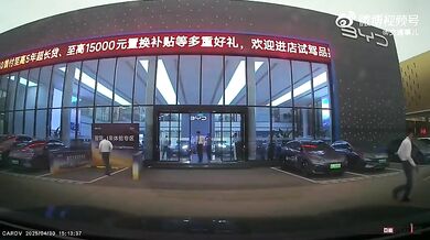 Prodejce aut odnesl silný vítr