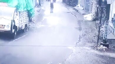 Býček se pokusil ukrást skútr