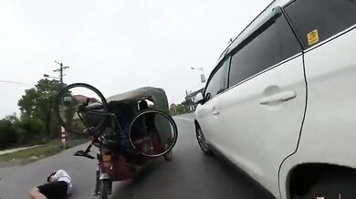 Nečekané překvavení pro cyklistu