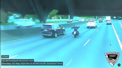 Šokující video zachycuje náraz auta do motorkáře