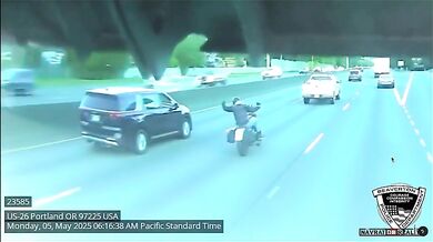 Šokující video zachycuje náraz auta do motorkáře