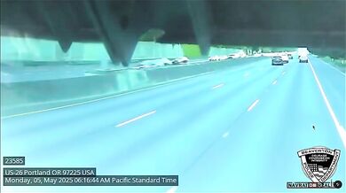 Šokující video zachycuje náraz auta do motorkáře