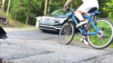 Nebezpečné ježdění na kole před domem