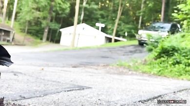 Nebezpečné ježdění na kole před domem