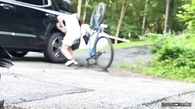 Nebezpečné ježdění na kole před domem