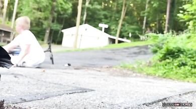 Nebezpečné ježdění na kole před domem