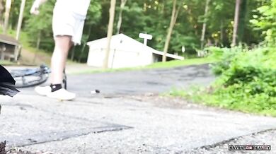 Nebezpečné ježdění na kole před domem