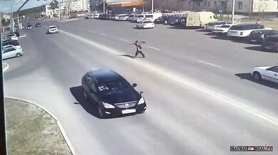 Přechod přes silnici bez rozhlédnutí...