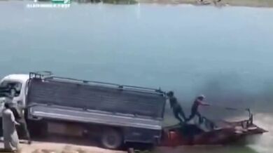 Nákladní vůz s cementem skončil v řece