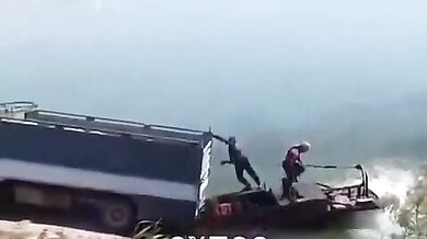 Nákladní vůz s cementem skončil v řece