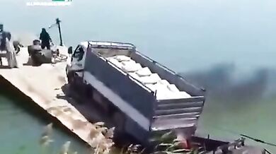 Nákladní vůz s cementem skončil v řece