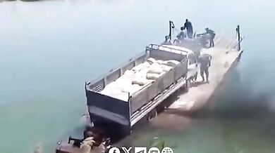 Nákladní vůz s cementem skončil v řece