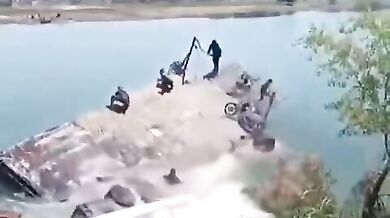 Nákladní vůz s cementem skončil v řece