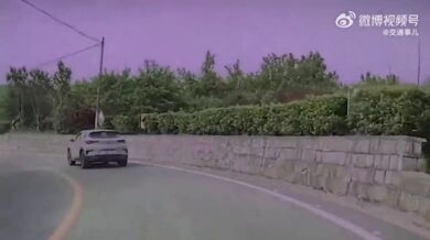 Blbec v protisměru se čelně srazil s motorkářem