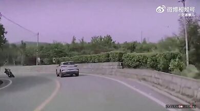 Blbec v protisměru se čelně srazil s motorkářem