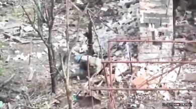 Útok FPV dronem na vojáka – nálož selhala