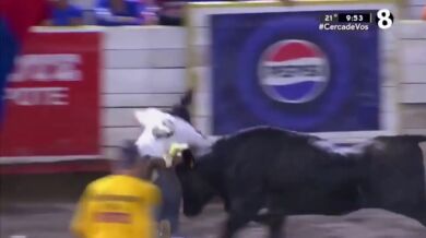 Rozzuřený býk strhl ženě kalhotky uprostřed festivalu