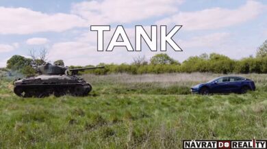 Britský veterán přejel tankem Teslu na protest proti Muskovi