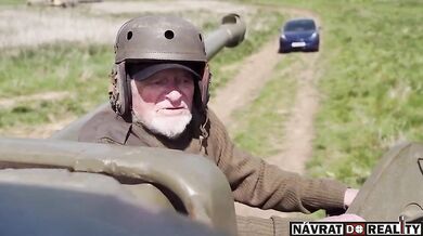 Britský veterán přejel tankem Teslu na protest proti Muskovi