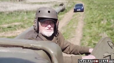 Britský veterán přejel tankem Teslu na protest proti Muskovi