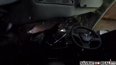 Britský veterán přejel tankem Teslu na protest proti Muskovi