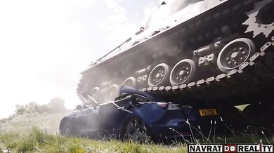 Britský veterán přejel tankem Teslu na protest proti Muskovi