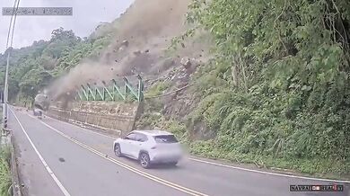 Sesuv skal zablokoval horskou silnici na Tchaj-wanu