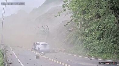 Sesuv skal zablokoval horskou silnici na Tchaj-wanu