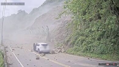 Sesuv skal zablokoval horskou silnici na Tchaj-wanu