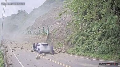 Sesuv skal zablokoval horskou silnici na Tchaj-wanu