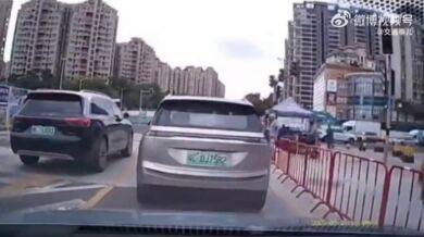 Stavební jeřáb se zřítil na rušnou silnici v Číně