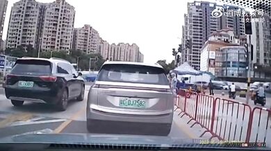 Stavební jeřáb se zřítil na rušnou silnici v Číně