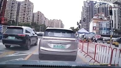 Stavební jeřáb se zřítil na rušnou silnici v Číně