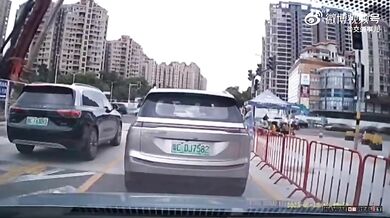 Stavební jeřáb se zřítil na rušnou silnici v Číně