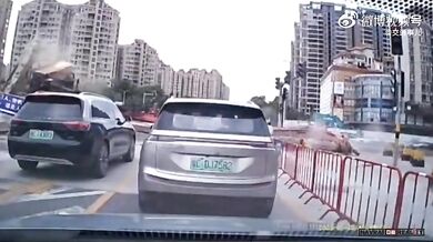 Stavební jeřáb se zřítil na rušnou silnici v Číně