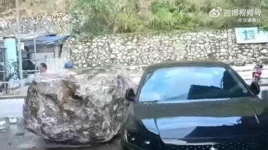 Balvan prosvištěl ulicí a jen o vlásek minul skútraře